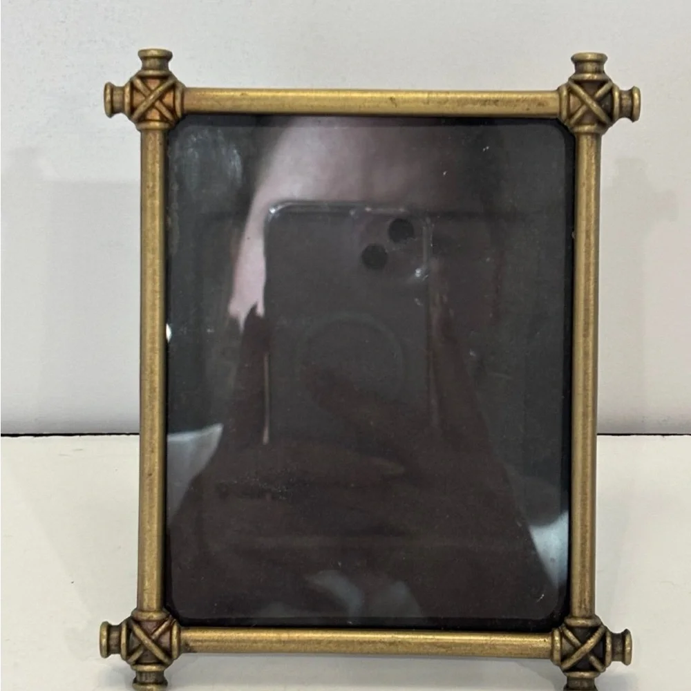 Metal picture frame decor